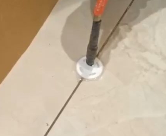 万源瓷砖空鼓维修公司专业解答瓷砖在铺贴过程中，如果没有涂抹均匀到位的粘结材料（如水泥砂浆或瓷砖胶），可能会导致以下问题