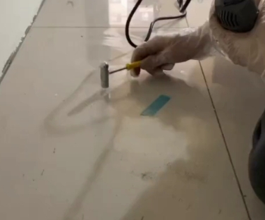 万源瓷砖开裂维修公司专业分享瓷砖在铺贴前如果没有沥干水分，将会导致以下问题